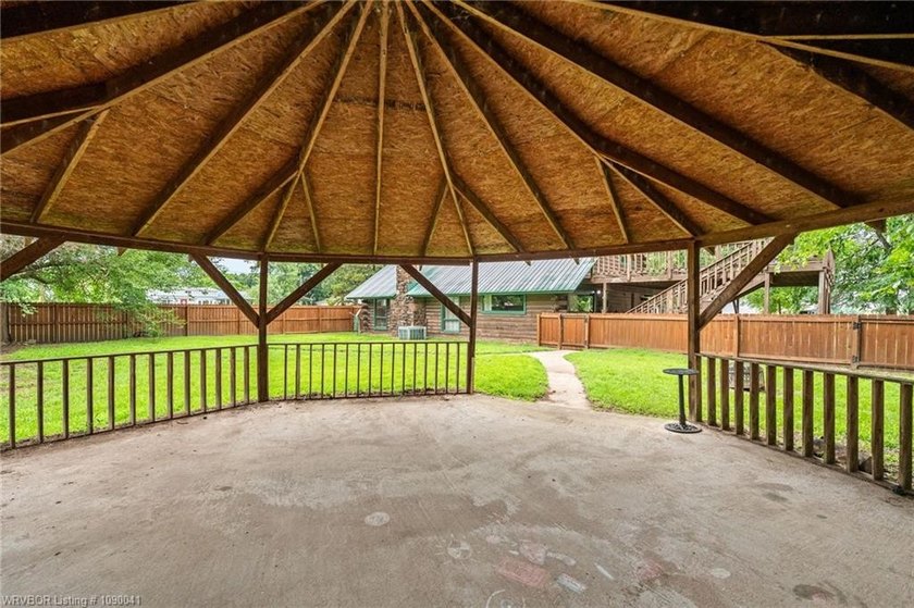 Beautiful 3-bedroom, 2-bath log home offering 1,860 square feet - photo 30