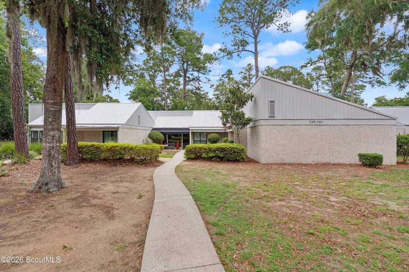 Easy island living in this charming 2-bedroom, 1-bath end-unit - photo 2