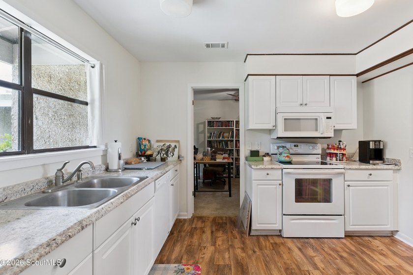 Easy island living in this charming 2-bedroom, 1-bath end-unit - photo 5