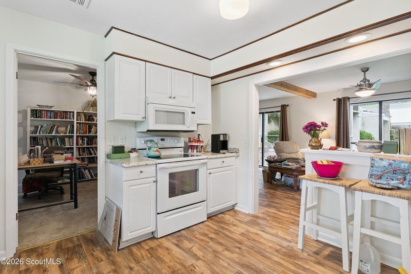 Easy island living in this charming 2-bedroom, 1-bath end-unit - photo 6