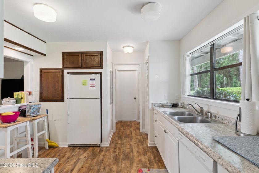 Easy island living in this charming 2-bedroom, 1-bath end-unit - photo 7