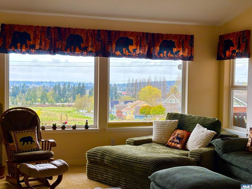 Single living home with water view on a quiet cu-de-sac in the - photo 7