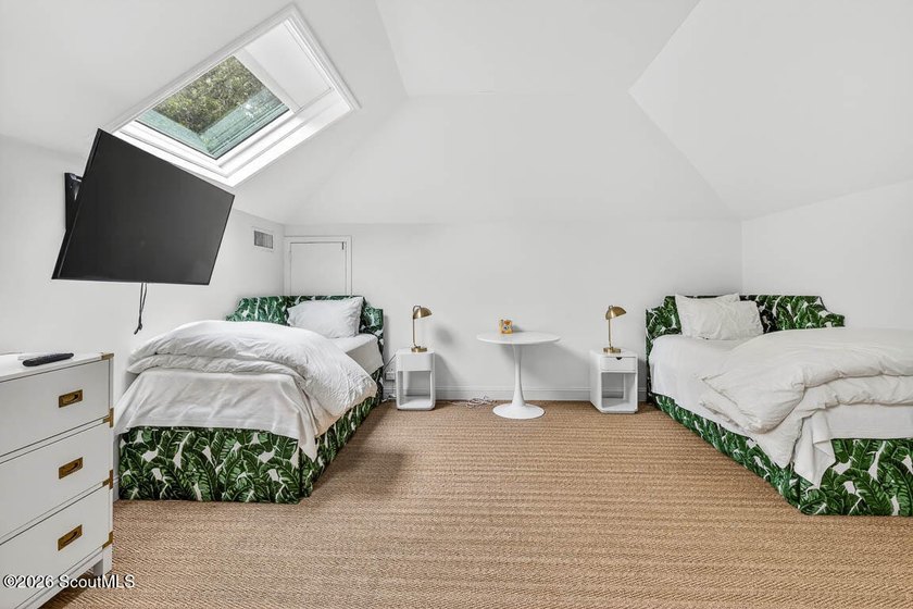 Enjoy this peaceful, quiet home tucked under the beautiful trees - photo 7