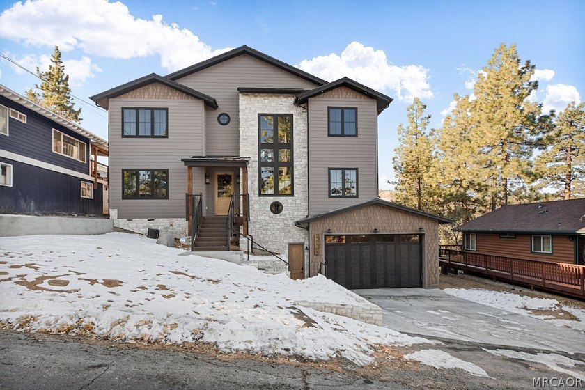 Stunning 4-Bedroom, 3-Bath home with Lake &amp; Ski Slope Views in - photo 2