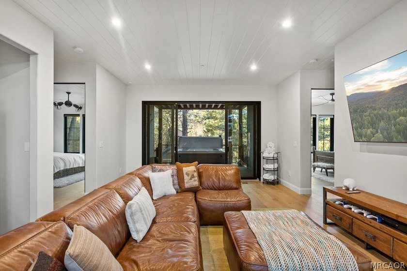 Stunning 4-Bedroom, 3-Bath home with Lake &amp; Ski Slope Views in - photo 4