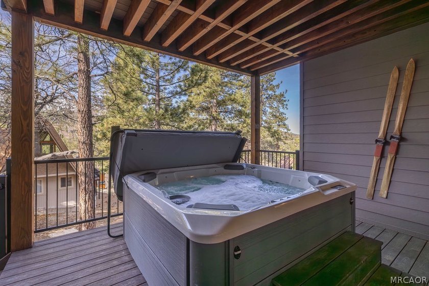Stunning 4-Bedroom, 3-Bath home with Lake &amp; Ski Slope Views in - photo 6