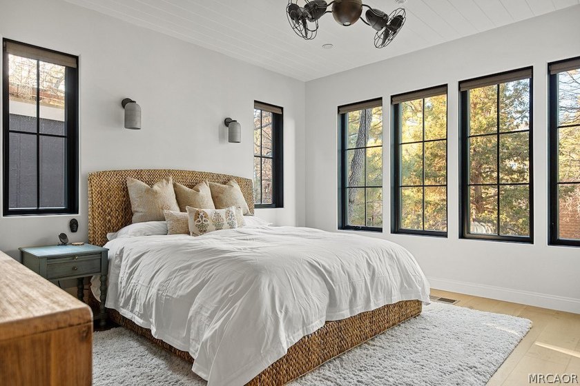 Stunning 4-Bedroom, 3-Bath home with Lake &amp; Ski Slope Views in - photo 8