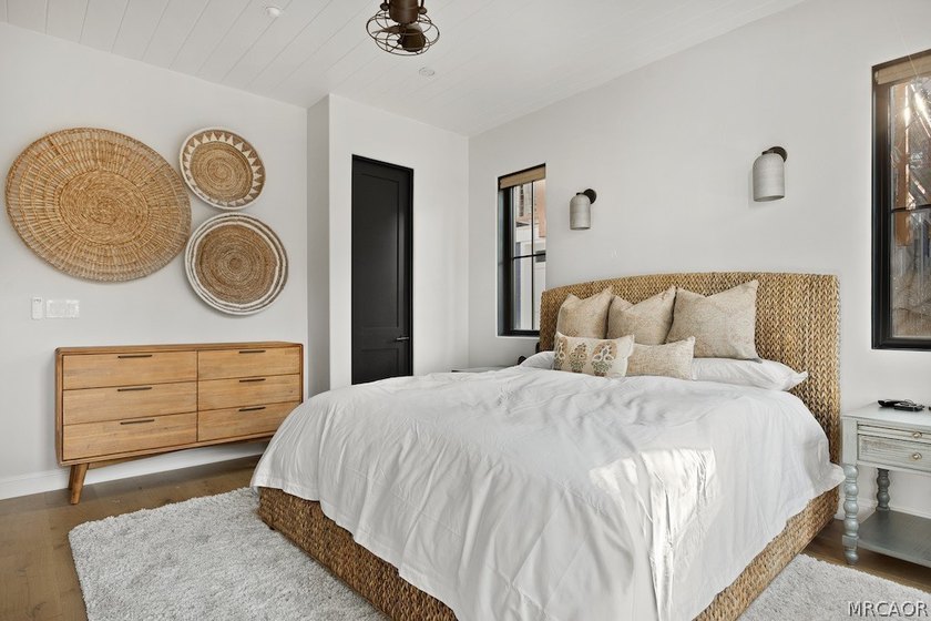 Stunning 4-Bedroom, 3-Bath home with Lake &amp; Ski Slope Views in - photo 10