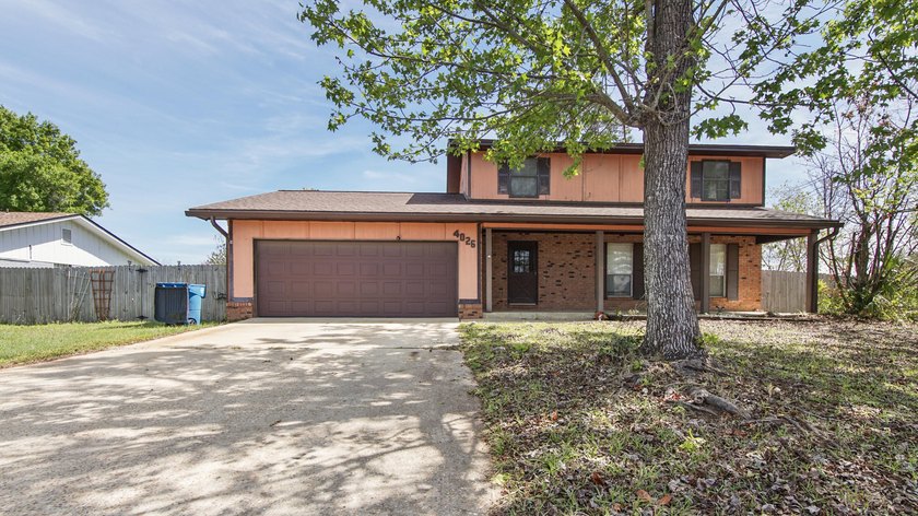 Spacious two-story home located in the established Venetian - photo 2