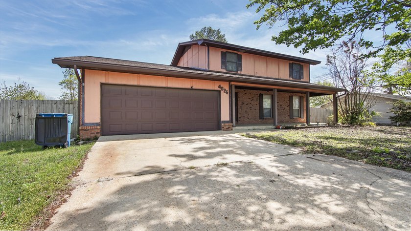 Spacious two-story home located in the established Venetian - photo 3