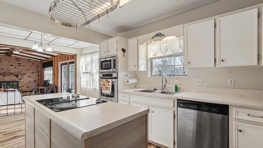 Spacious two-story home located in the established Venetian - photo 5