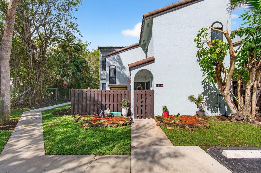 Tucked into the walkable Pineapple Walk community, this 3-bed - photo 2
