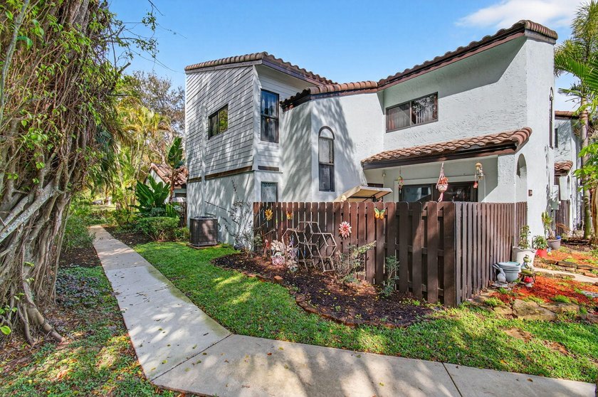 Tucked into the walkable Pineapple Walk community, this 3-bed - photo 5