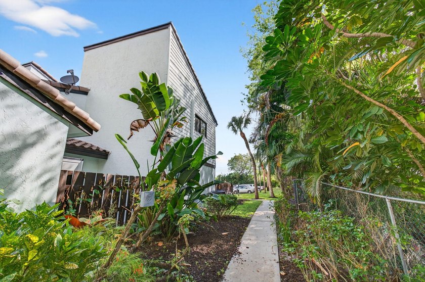 Tucked into the walkable Pineapple Walk community, this 3-bed - photo 7