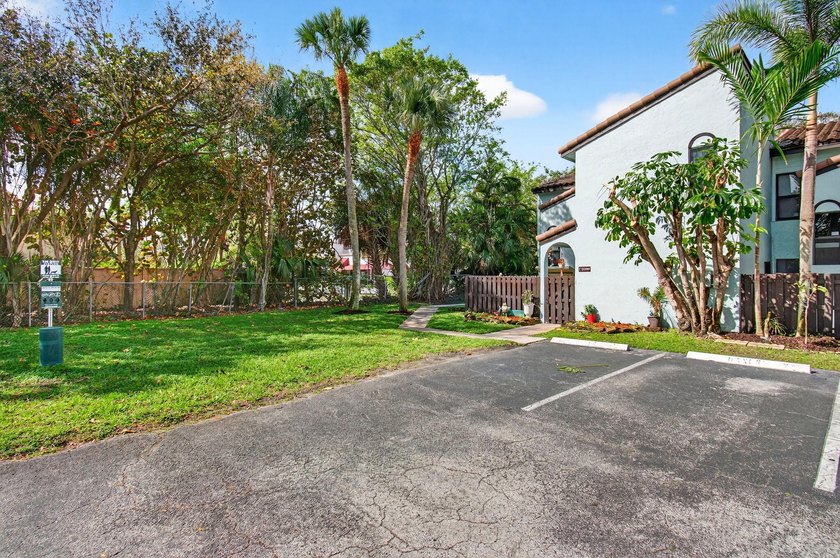 Tucked into the walkable Pineapple Walk community, this 3-bed - photo 8
