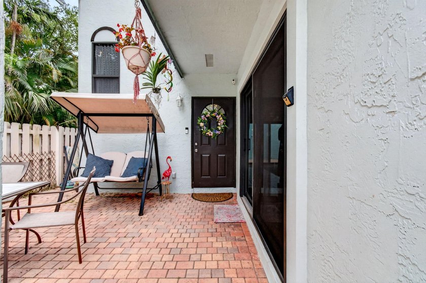 Tucked into the walkable Pineapple Walk community, this 3-bed - photo 10