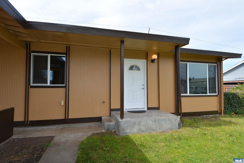 Cute and full of character, this cozy 3-bedroom, 1-bath in town - photo 2
