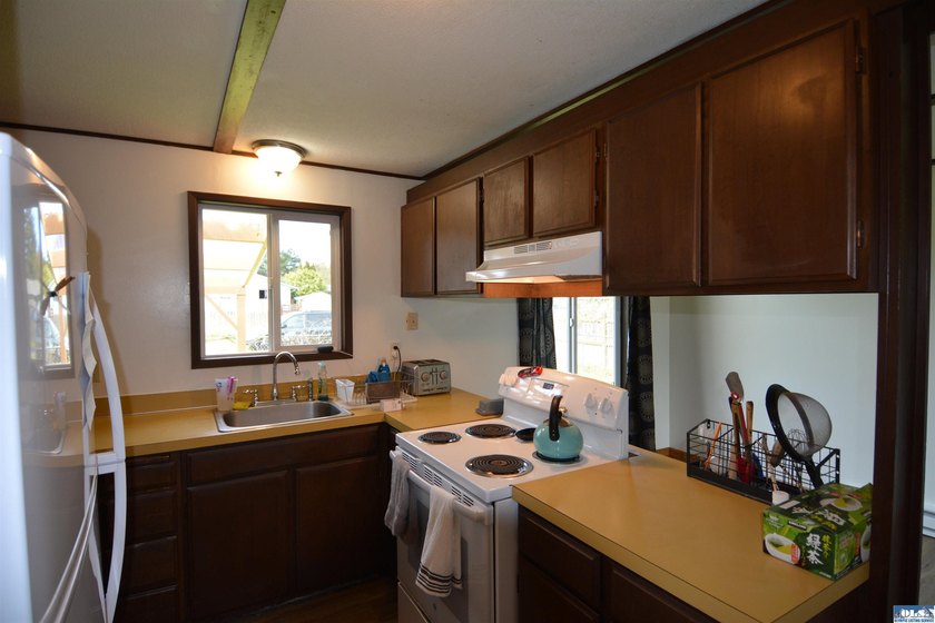 Cute and full of character, this cozy 3-bedroom, 1-bath in town - photo 8