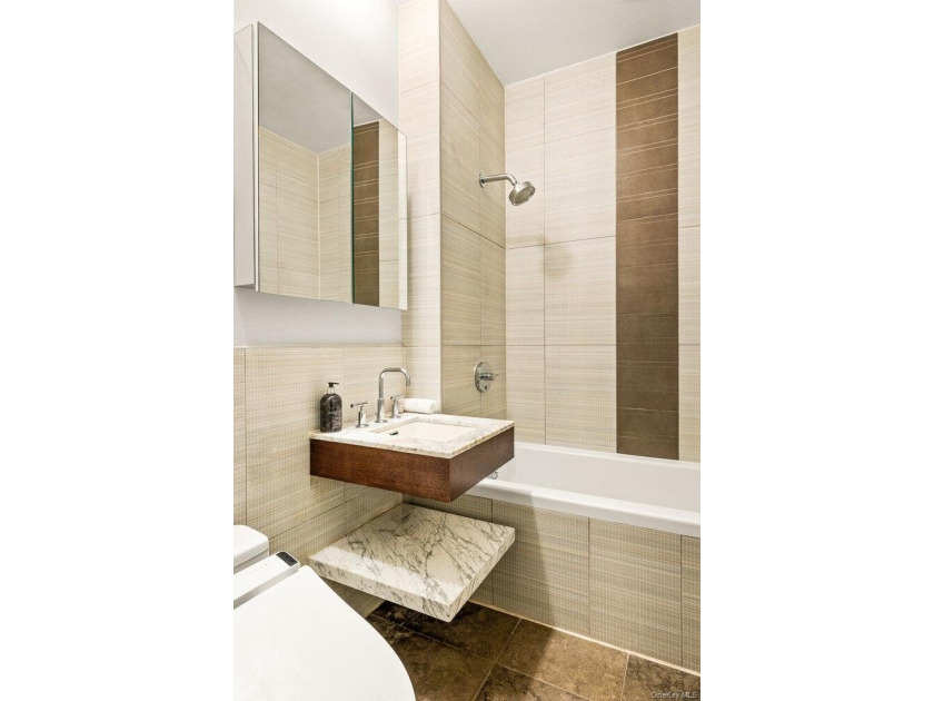 This is the kind of one bedroom that almost never comes up at - photo 12