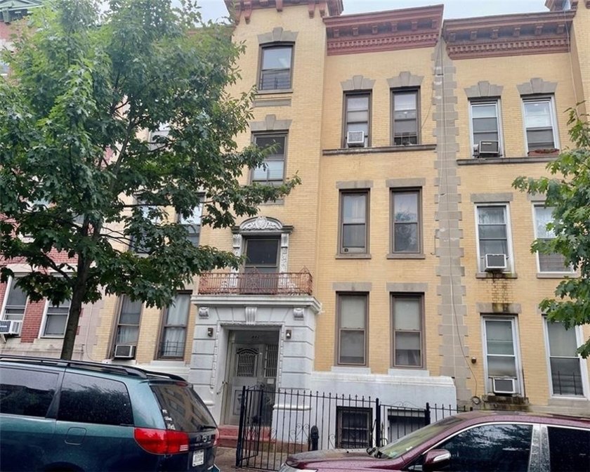 Exceptional investment opportunity in the heart of Sunset Park! - photo 3