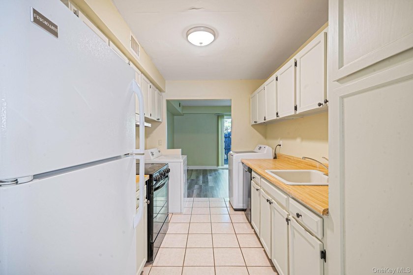 Bright, airy, and move in ready. This 3 bedroom, 1.5 bath - photo 7
