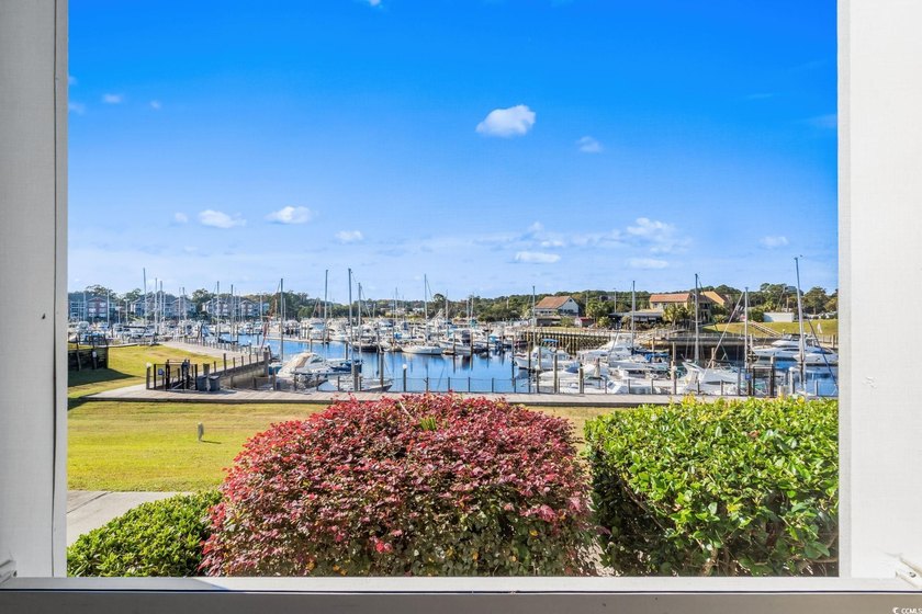 Located in desirable Harbourfront Villas, this fully furnished - photo 4