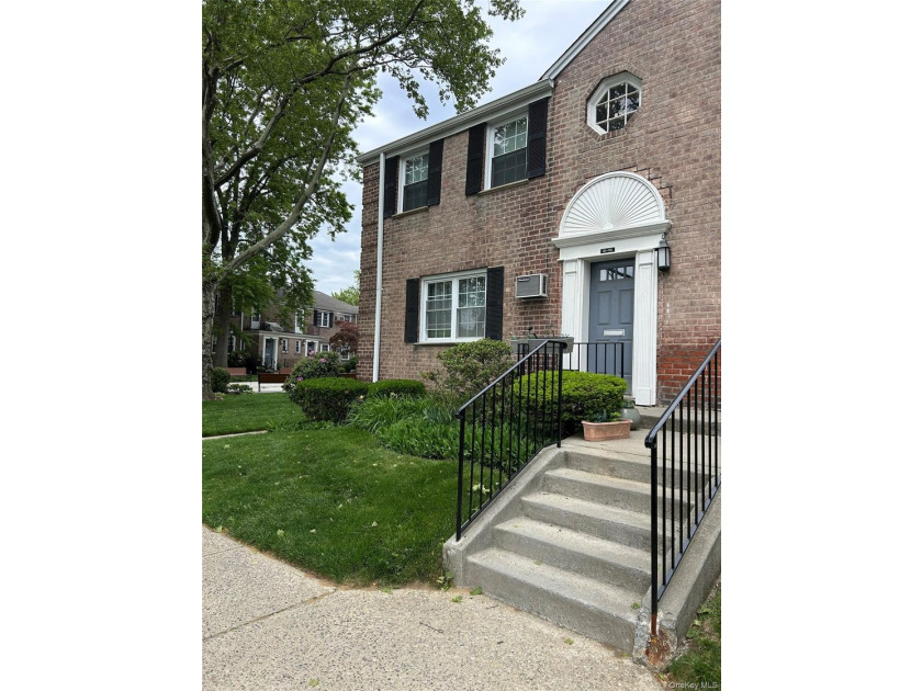 Must see !!!!!This spacious first floor unit located in the - photo 10