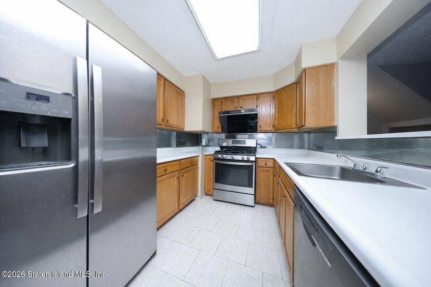 BEAUTIFUL AND METICULOUSLY MAINTAINED ONE FAMILY END UNIT - photo 6