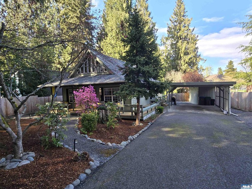 Beautifully Updated 3-Bedroom home sitting on a perfectly - photo 4