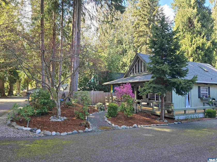Beautifully Updated 3-Bedroom home sitting on a perfectly - photo 5