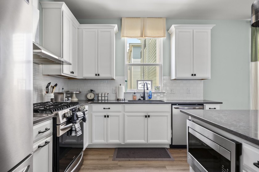 Stunning 4 bed 3 .5 bath home in Mixson. Spacious open floor - photo 12