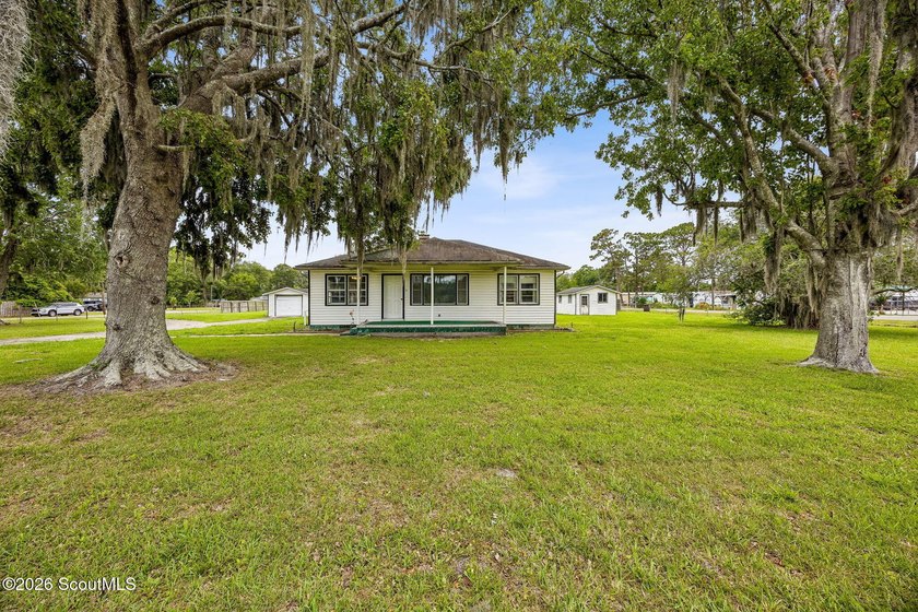 Discover a unique 1.86-acre property just minutes from Kings Bay - photo 2