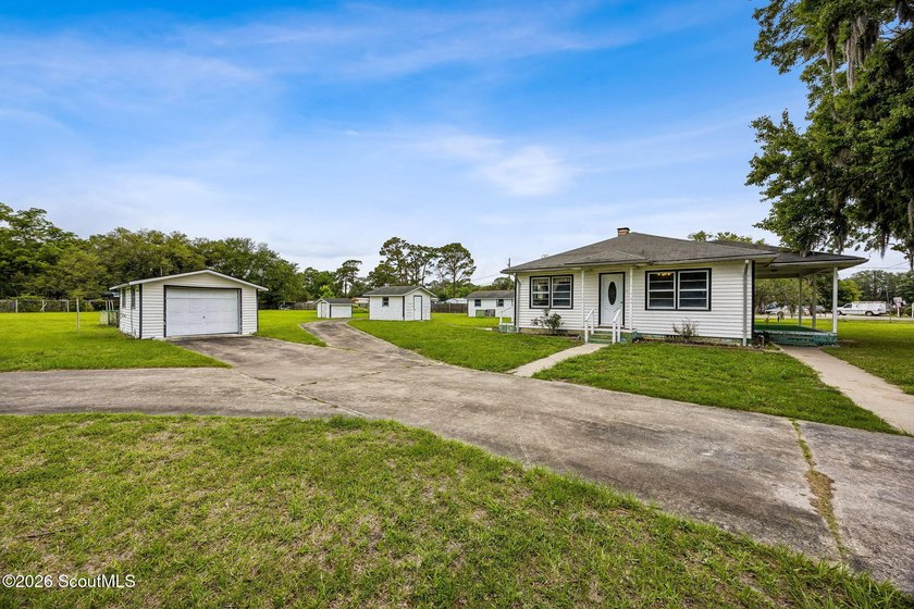 Discover a unique 1.86-acre property just minutes from Kings Bay - photo 4