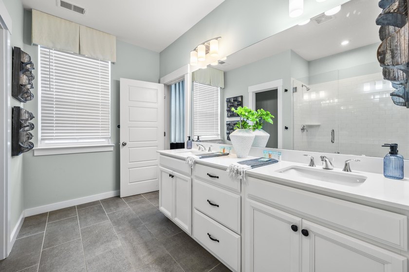 Stunning 4 bed 3 .5 bath home in Mixson. Spacious open floor - photo 25
