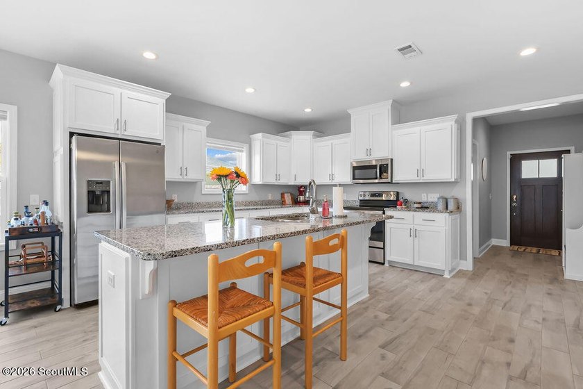 Welcome home! Built in 2021, this pristine residence perfectly - photo 6