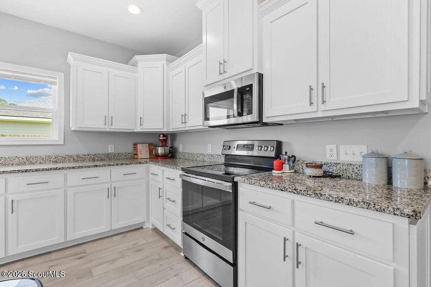 Welcome home! Built in 2021, this pristine residence perfectly - photo 7