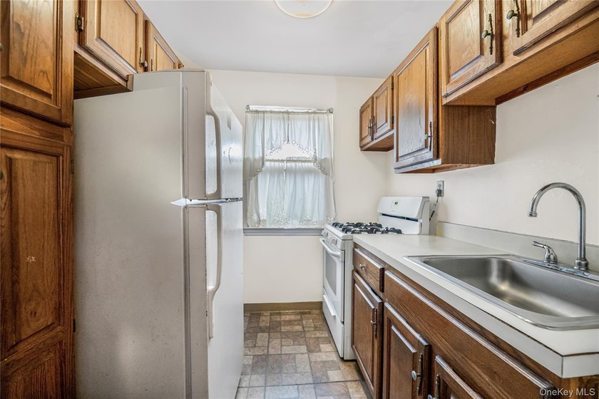 Needs renovations and is priced accordingly! This spacious - photo 9
