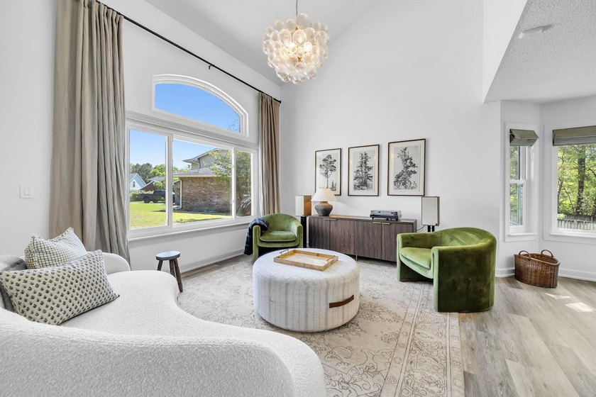 $ 19,100 PRICE IMPROVEMENT ! BREATHTAKING, POOL home tucked in a - photo 5