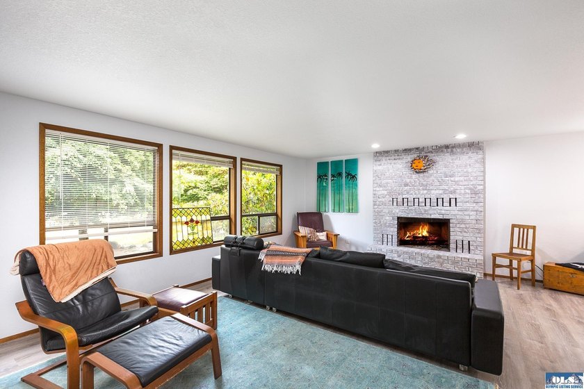 Charming and well-maintained home featuring 2 bedrooms and 2 - photo 3