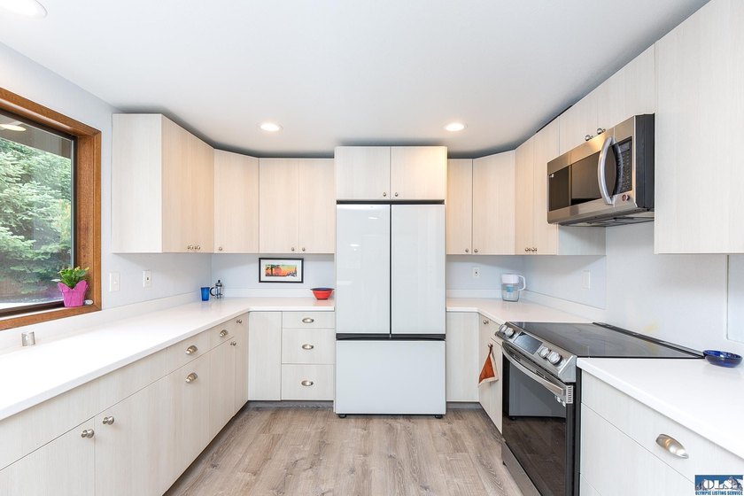 Charming and well-maintained home featuring 2 bedrooms and 2 - photo 4