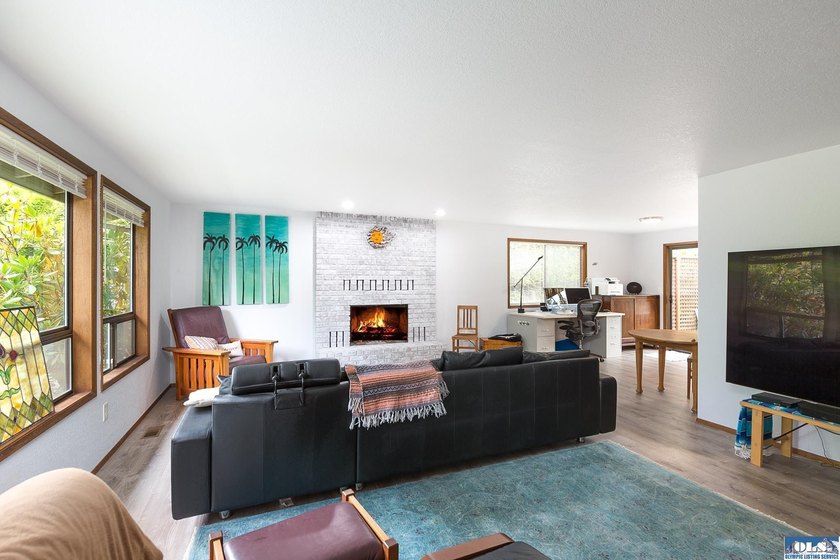 Charming and well-maintained home featuring 2 bedrooms and 2 - photo 8
