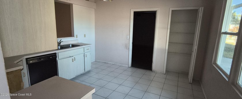 Perfect investment home offers a comfortable and well-maintained - photo 11