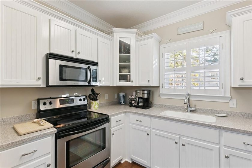 Back on the market through no fault of the sellers. Buyer had a - photo 9