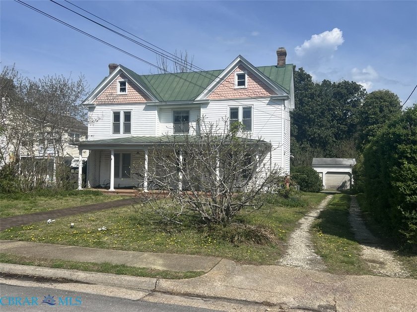 Large Victorian home in Historic District on Virginia Street - photo 2