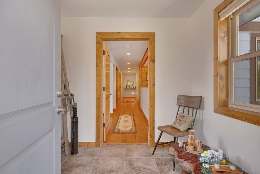 This well-appointed mountain style retreat offers excellent - photo 2