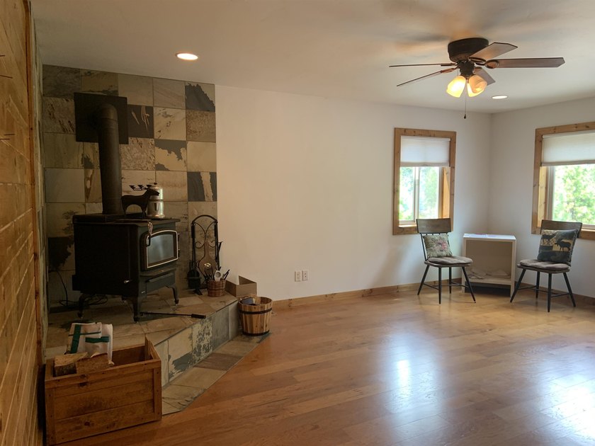This well-appointed mountain style retreat offers excellent - photo 3
