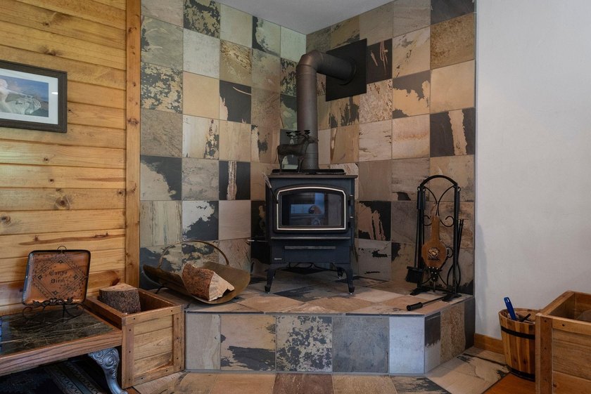 This well-appointed mountain style retreat offers excellent - photo 5