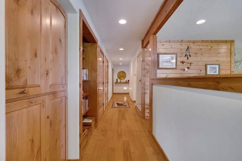 This well-appointed mountain style retreat offers excellent - photo 10
