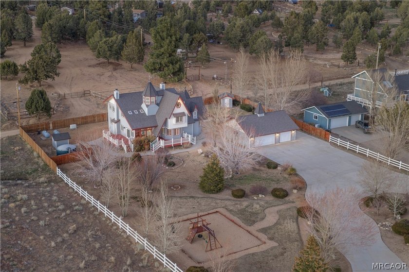 Welcome to this gorgeous Estate on over an acre of beautifully - photo 3