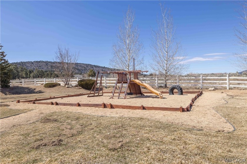 Welcome to this gorgeous Estate on over an acre of beautifully - photo 7